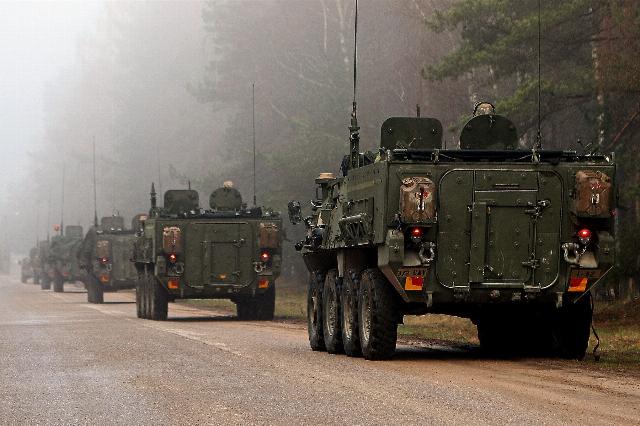 Колонна бронемашин армии США Stryker в Латвии