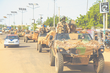 Колонна французских войск покидает Ниамей, столицу и крупнейший город Нигера. 10 октября 2023 года. Фото Reuters