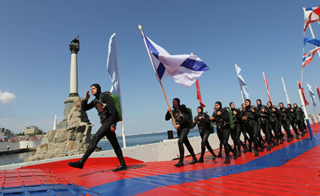 Колонна подводного десанта на параде в честь Дня Военно-морского флота России в Севастополе