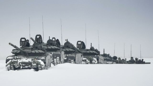 Колонна танков Т-72Б3 во время военных учений