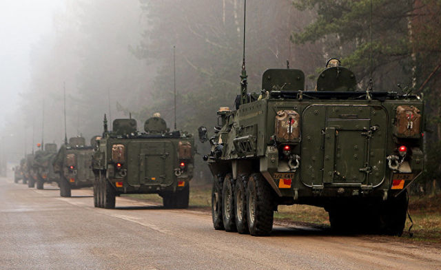 Колонна бронемашин армии США Stryker в Латвии