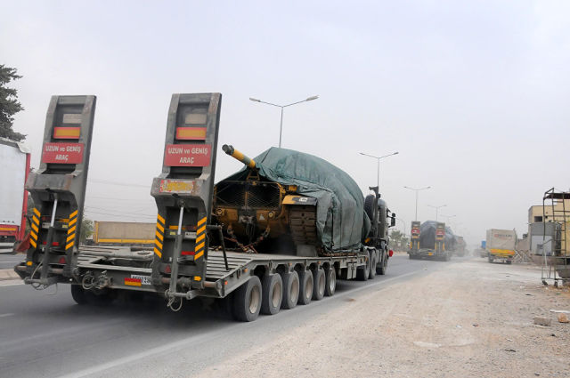 Колонна турецкой военной техники двигается по направлению к сирийской границе