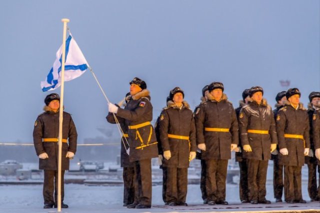Командир многоцелевого крейсера "Новосибирск" капитан I ранга Максим Шпирко поднимает на своем корабле Андреевский флаг.