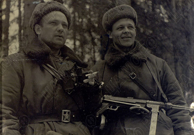 Командир 8 воздушно-десантной бригады полковник Ануфриев и комиссар бригады - батальонный комиссар Распопов