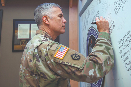Командующий Киберкомандованием США (USCYBERCOM) генерал Пол Накасоне на базе Космических сил США в Колорадо. Июль 2022 года. Фото с сайта www.cybercom.mil