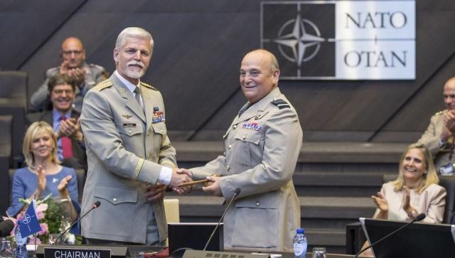 Командующий военным комитетом НАТО сэр Стюарт Пич справа
