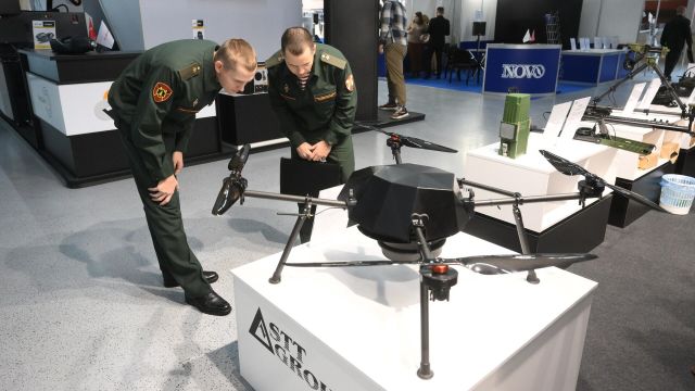 Комплекс дистанционного обнаружения самодельных взрывных устройств на беспилотном летательном аппарате "Стрекоза" на Международной выставке средств обеспечения безопасности государства "Интерполитех" в Москве. 17 октября 2023