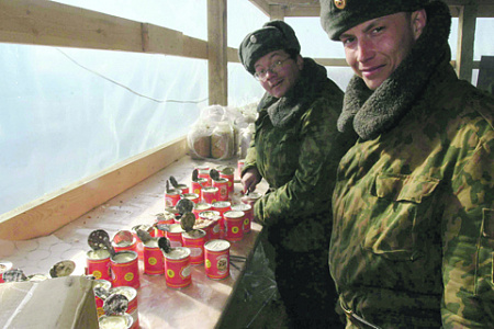 Консервированные продукты в значительной мере определили военно-полевой быт и возможности армии. Фото РИА Новости