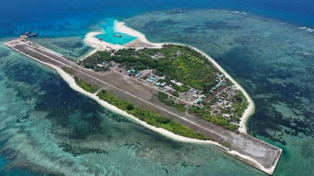 Контролируемый Филиппинами остров Титу и взлётно-посадочная полоса на нём.