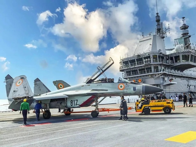 Корабельный истребитель МиГ-29К (бортовой номер IN817) авиации ВМС Индии на палубе нового индийского авианосца Vikrant, 2022 год