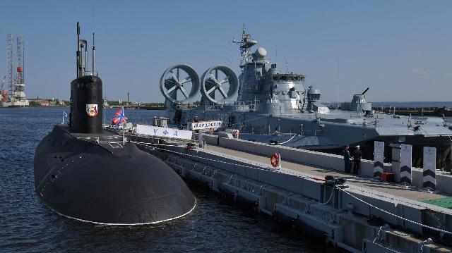 Корабль на воздушной подушке "Мордовия" и подводная лодка "Уфа"