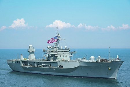 Корабль связи и управления Mount Whitney призван продемонстрировать поддержку американских союзников в Черноморском регионе. Фото с сайта www.defense.gov