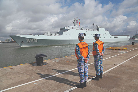 Корабль ВМФ НОАК отправился 11 июля 2017 года с военно-морской базы Чжаньцзянь в поход к новому пункту обеспечения близ африканского порта Джибути. Фото с сайта www.81.cn