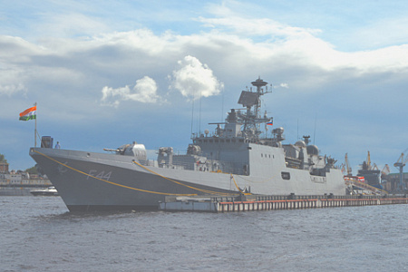 Корабль ВМС Индии «Табар» (INS F44 Tabar) в Санкт-Петербурге летом 2021 года. Фото Владимира Карнозова