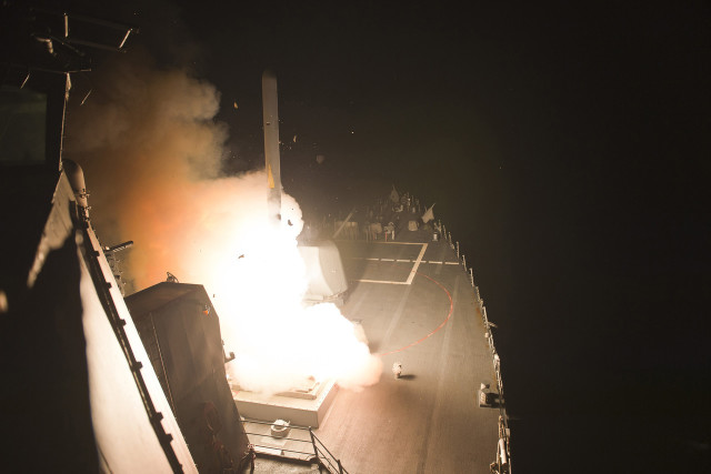 Корабль ВМС США производт запуск крылатой ракеты морского базирования Tomahawk (c) Министерство обороны США