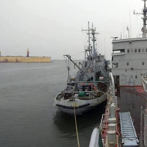Корабль управления (поисково-спасательное судно) A 500 "Донбас" и морской буксир A 830 "Корець"