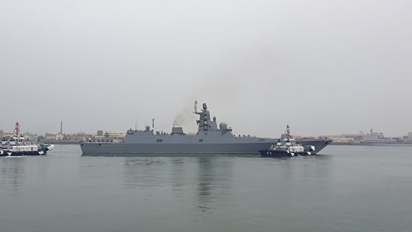Корабль ВМФ РФ во время прибытия в порт города Циндао китайской восточной провинции Шаньдун