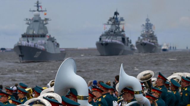 Корабли Балтфлота на параде в честь Дня ВМФ в Кронштадте