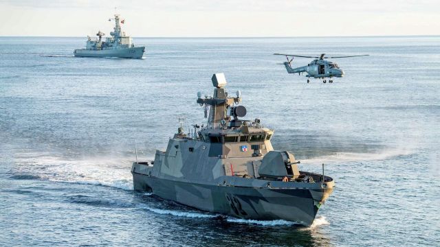 Корабли Первой постоянной морской группы НАТО во время учений с финским быстроходным ракетным катером FNS Hanko в Балтийском море