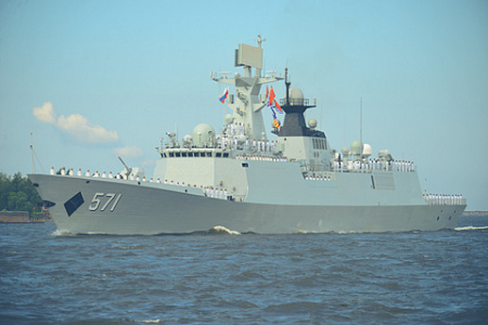 Корабли ВМФ НОАК часто заходят в российские порты с дружественным визитом. Фрегат «Юн Вей» на подходе к Кронштадту летом 2017 года. Фото Владимира Карнозова