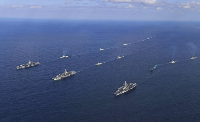 Корабли ВМС США во время учений у берегов Южной Кореи