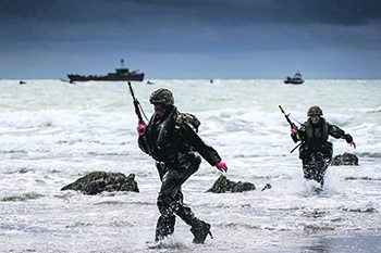 Королевская морская пехота Великобритании высаживается на берег. Фото с сайта www.royalnavy.mod.uk