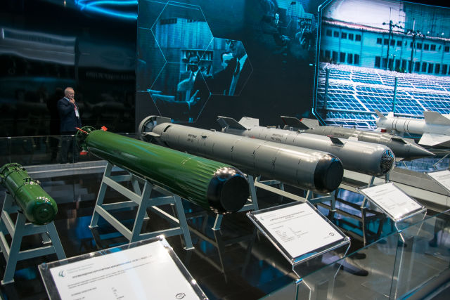 Корректируемые авиационные бомбы (слева - противолодочные бомбы и ракеты) (c) bmpd