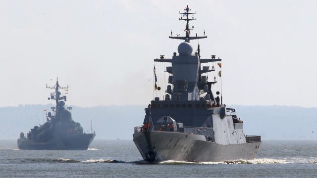 Корвет "Стойкий" и ракетный катер "Заречный" во время выхода кораблей Балтийского флота в море
