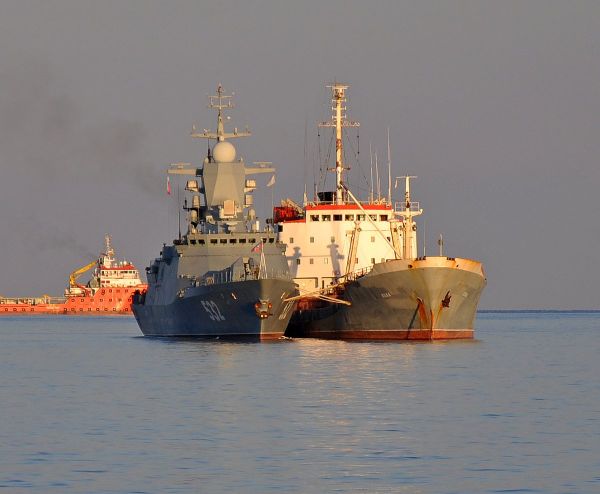 Корвет "Бойкий" проекта 20380 и средний морской танкер "Кола" проекта 160 ВМФ России на рейде Лимасола (Кипр), 07.11.2017