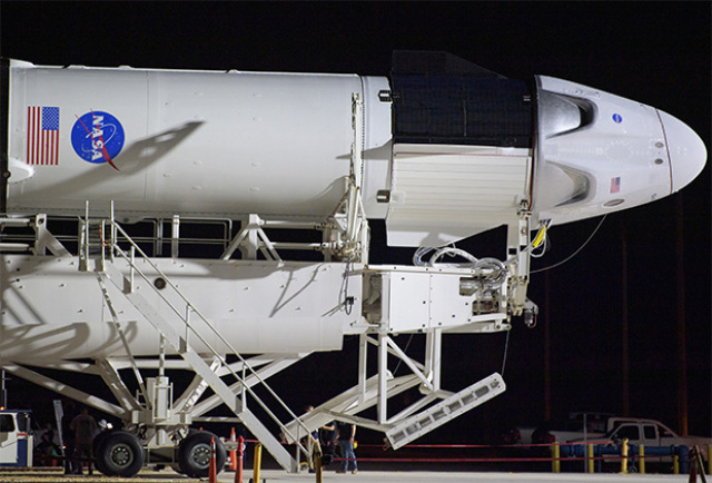 Космический корабль Crew Dragon в головной части Falcon 9