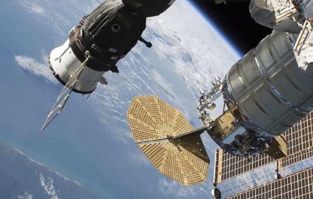Космический корабль "Союз МС-09" (слева)