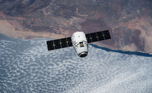 Космиеский грузовик SpaceX Dragon приближается к МКС