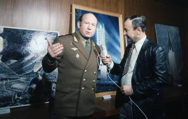 Космонавт Алексей Леонов (слева), 1980 год