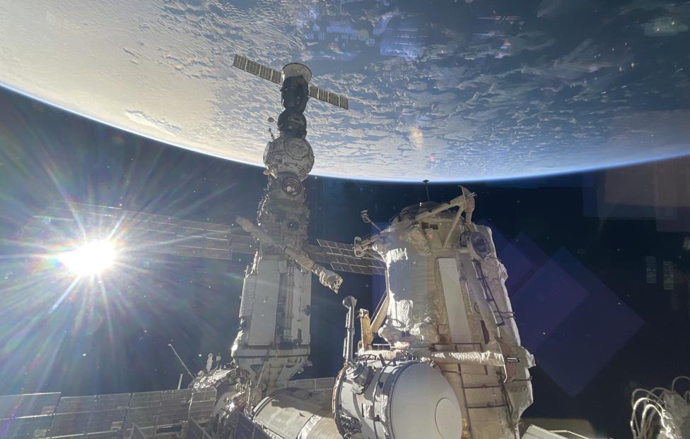 Какая сейчас станция в космосе работает. Рассвет (модуль МКС). Космическая станция. Орбитальная станция. МКС фото.