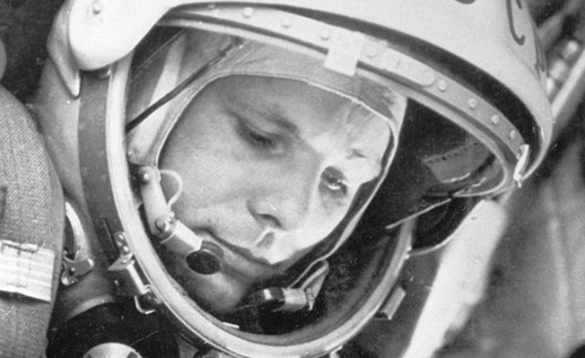 Космонавт Юрий Гагарин в кабине космического корабля "Восток-1" перед стартом.