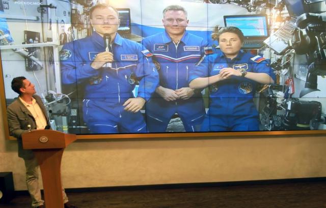 Космонавты Роскосмоса Дмитрий Петелин, Сергей Прокопьев и Анна Кикина (слева направо на экране)
