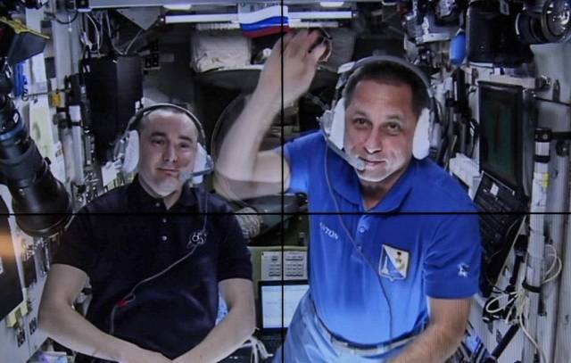 Космонавты "Роскосмоса" Петр Дубров и Антон Шкаплеров (слева направо)