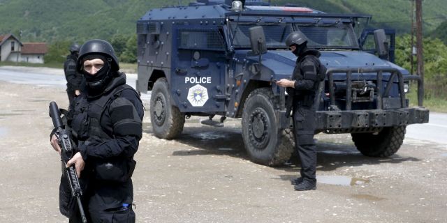 Косовские полицейские во время спецоперации на севере республики