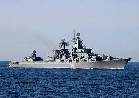 Крейсер проекта 1164 направляется в район проведения учений. Фото сайта mil.ru