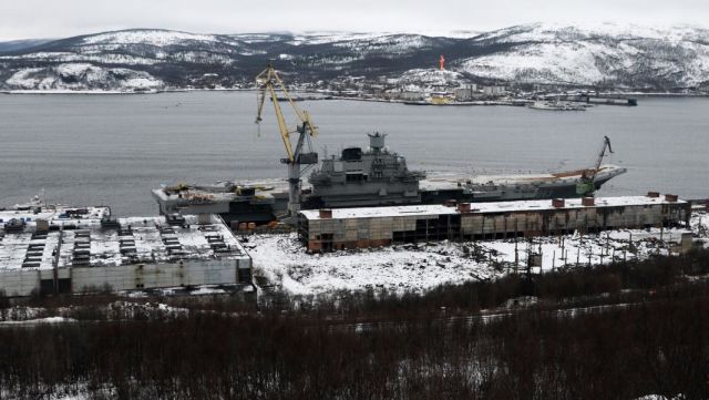 Крейсер "Адмирал Кузнецов" у причала 35-го судоремонтного завода (СРЗ) в Мурманской области