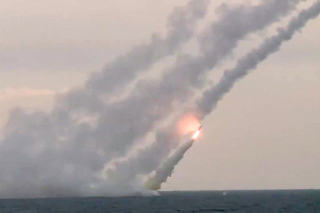 Крылатая ракета "Калибр", которой оснащен фрегат "Адмирал Макаров", достанет цель за 2600 километров.