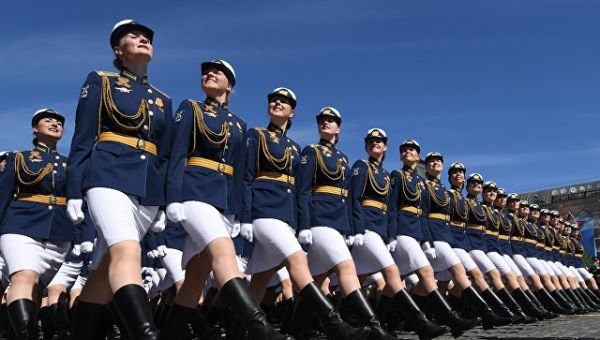 Курсантки Военного университета министерства обороны РФ на параде, посвященном 73-й годовщине Победы в ВОВ