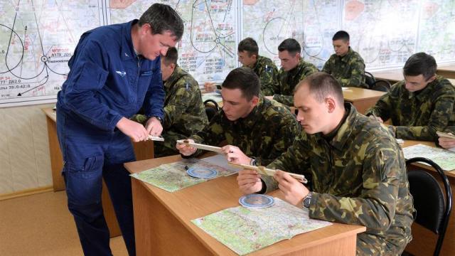 Курсанты военного училища во время летной практики на учебной авиационной базе Шагол, Челябинская область