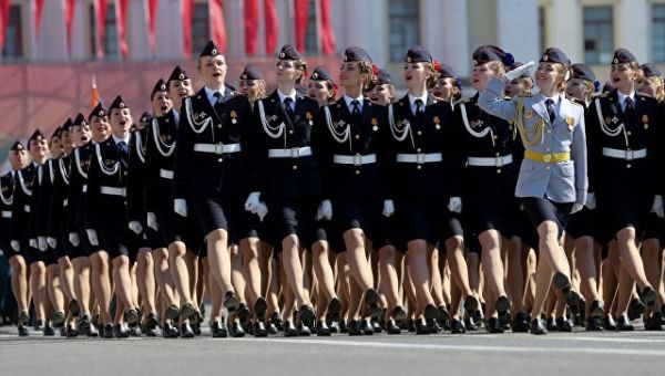 Курсанты Санкт-Петербургского университета МВД РФ во время военного парада Победы. Архивное фото