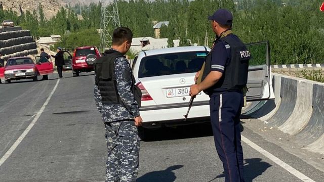 Кыргызские полицейские в районе границы с Таджикистаном