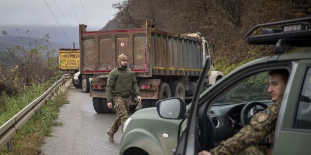 Латвийские солдаты, входящие в состав миссии НАТО возле деревни Угларе на севере Косово. 12 декабря 2022 года
