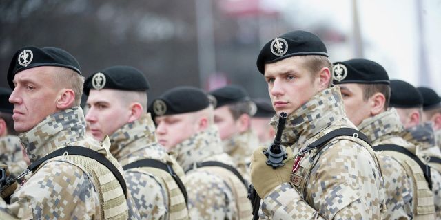 Латвийские солдаты во время военного парада в Риге. Архивная фотография