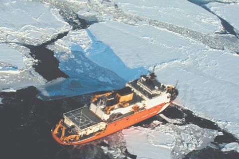 Ледокол «Хили» Береговой охраны США – один из двух тяжелых ледоколов, которыми американцы располагают в Арктике. Фото с сайта www.dvidshub.net