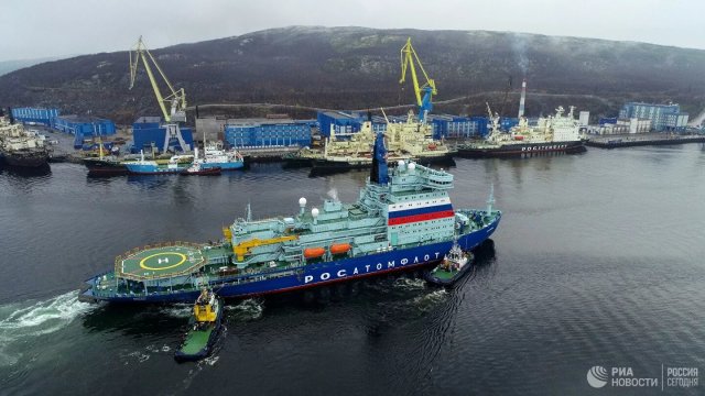 Ледокол прибывает в порт Мурманска / РИА Новости