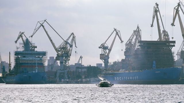 Ледоколы "Сибирь" (справа) и "Арктика" (слева) в Санкт-Петербурге